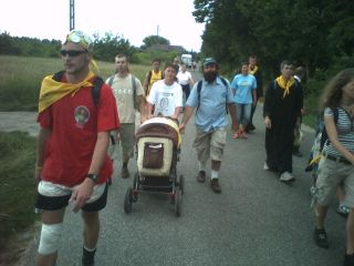 Krótko przed postojem – na I-szym planie Marcin, dalej Adam, Ania z wózkiem, Marek i ks. Mirek